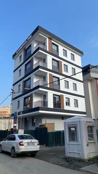 Kadıköy merkezi konumda 5 katlı bina